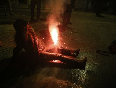 Στην εντατική του «Ευαγγελισμού» η δικηγόρος που της καρφώθηκε φωτοβολίδα στο γόνατο στα Εξάρχεια (βίντεο)